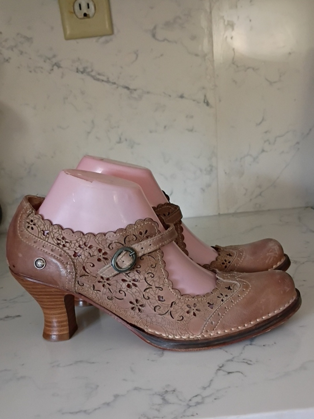 Neosens Vintage Women’s Tan Leather Mary Jane Heeled Shoes